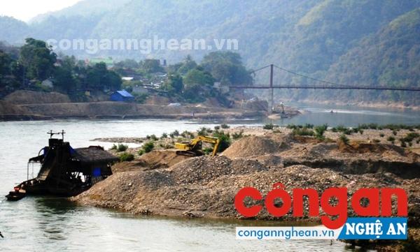 Một con tàu đang khai thác vàng sa khoáng gây biến đổi dòng chảy trên sông Lam đoạn qua huyện Tương Dương