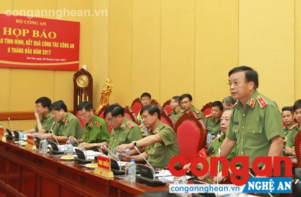 Thiếu tướng Nguyễn Văn Dư- Phó Tổng cục trưởng Tổng cục Hậu cần- Kỹ thuật trả lời báo chí