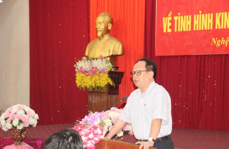 Ông Nguyễn Văn Độ, Giám đốc Sở Kế hoạch - đầu tư Nghệ An báo cáo tình hình kinh tế xã hội 6 tháng đầu năm
