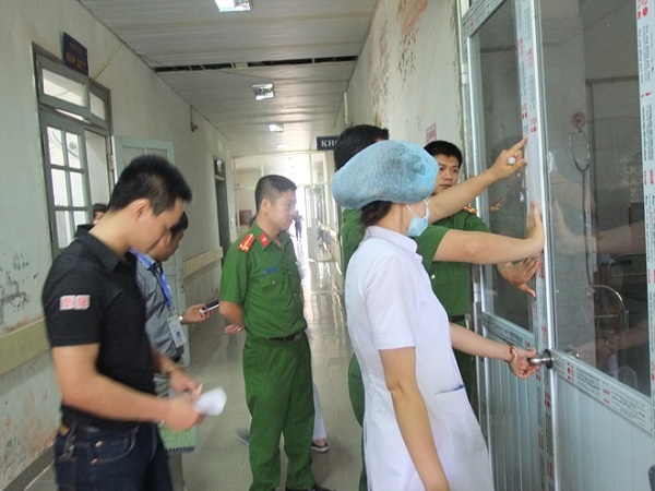Cơ quan CSĐT Công an tỉnh Hòa Bình tổ chức kiểm tra, khám nghiệm nơi xảy ra vụ án.