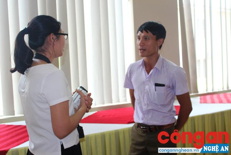 Anh Phạm Văn Hòa trao đổi với phóng viên