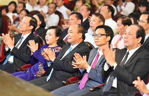 Thủ tướng Nguyễn Xuân Phúc, Phó Thủ tướng Vũ Đức Đam và các đại biểu tham dự lễ kỷ niệm Ngày Bảo hiểm y tế Việt Nam. Ảnh: VGP/Quang Hiếu