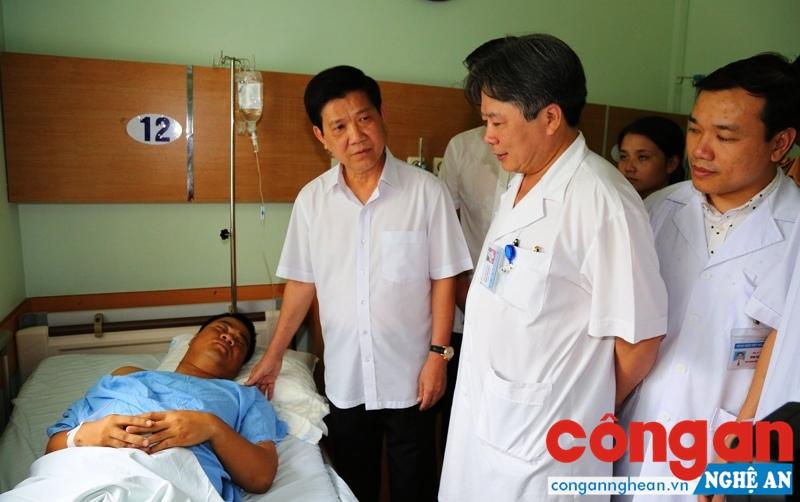 Trung tướng Nguyễn Văn Sơn, Thứ trưởng Bộ Công an thăm hỏi, động viên Thượng úy Nguyễn Anh Đức đang điều trị tại Bệnh viện Việt Đức