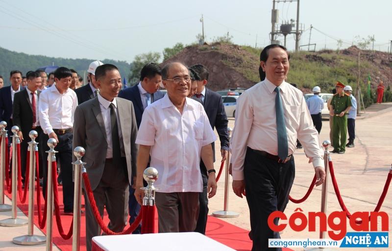 Thời gian qua, Nghệ An tiếp tục nhận được sự quan tâm của lãnh đạo Đảng, Nhà nước trong hoạt động phát triển kinh tế - xã hội (Trong ảnh: Chủ tịch nước Trần Đại Quang và các đại biểu tại lễ vận hành Nhà máy Xi măng Sông Lam