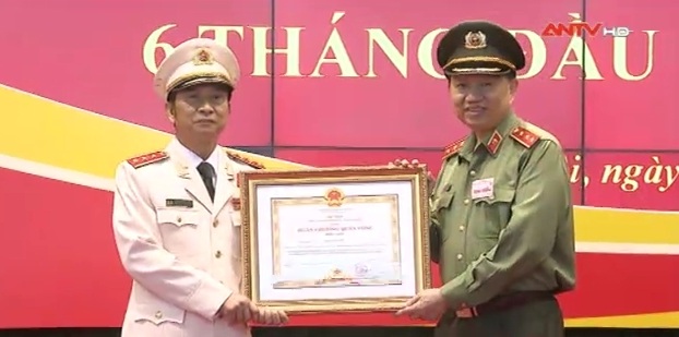 Bộ trưởng Tô Lâm trao tặng Huân chương Quân công hạng Nhất cho Thượng tướng Đặng Văn Hiếu