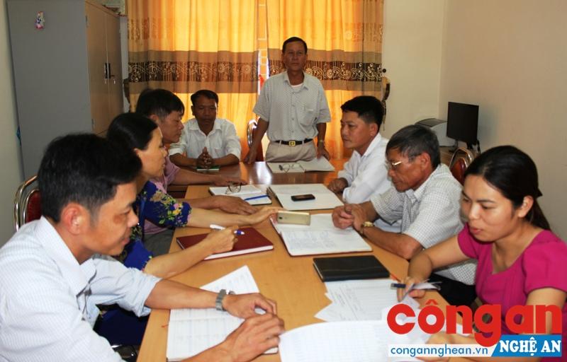 Các thành viên Ban chỉ đạo CLB “Nông dân với ATGT” tại xã Hưng Phúc, huyện Hưng Nguyên trao đổi nâng cao chất lượng hoạt động của CLB