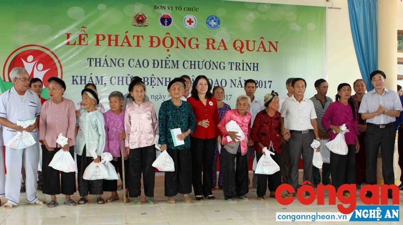 Trao quà cho người nghèo tại xã Khai Sơn