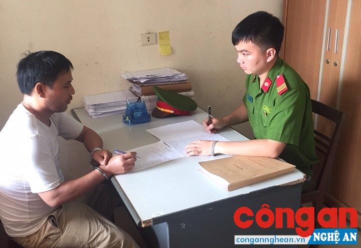 Cán bộ Công an huyện Đô Lương lấy lời khai đối tượng phạm tội về ma túy