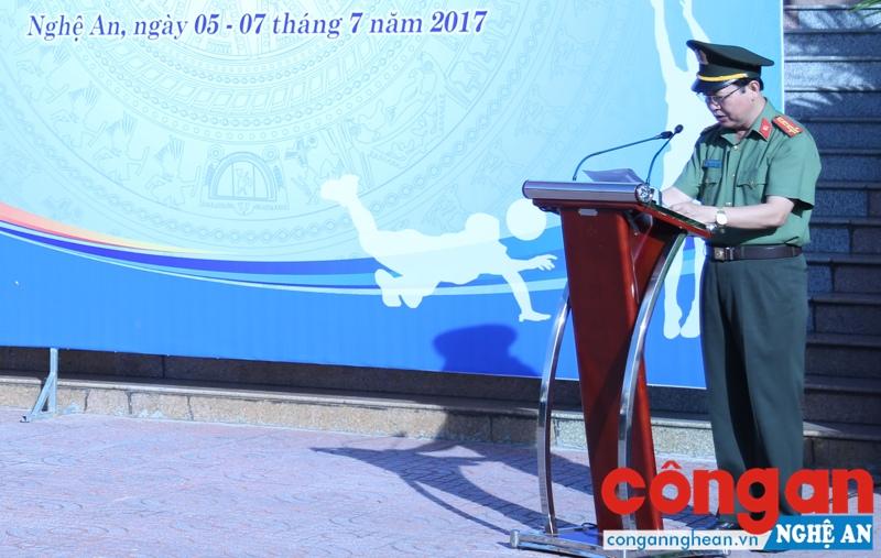 Đồng chí Đại tá Nguyễn Tiến Dần, Phó giám đốc Công an tỉnh phát biểu khai mạc Hội thao
