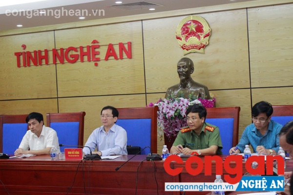 Đồng chí Đinh Viết Hồng- Phó Chủ tịch UBND tỉnh và lãnh đạo các sở, ngành chủ trì điểm cầu Nghệ An