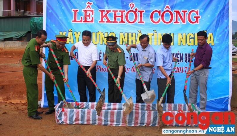Lễ khởi công xây dựng nhà tình nghĩa cho đồng chí Lê Văn Tuấn cán bộ Công an huyện Quế Phong