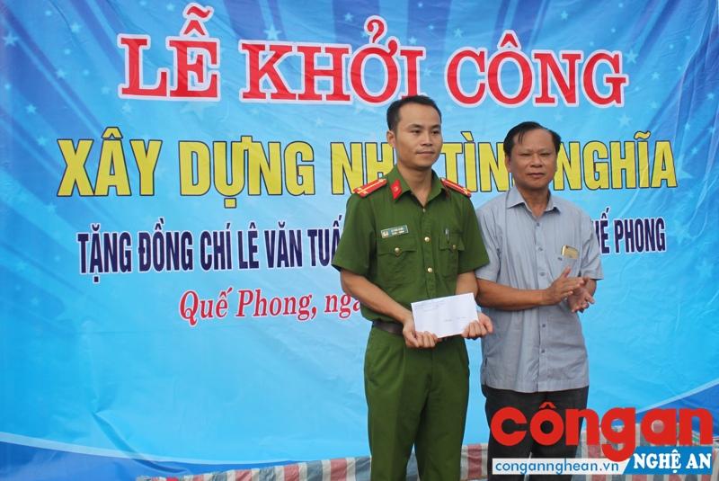 Lãnh đạo huyện Quế Phong tặng quà cho đồng chí Lê Văn Tuấn