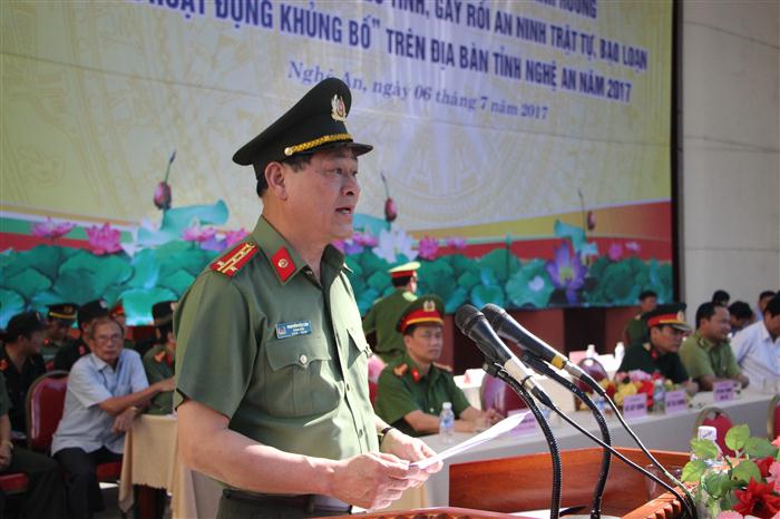 Đồng chi Đại tá Nguyễn Hữu Cầu – Giám đốc Công an tỉnh phát biểu tại buổi lễ