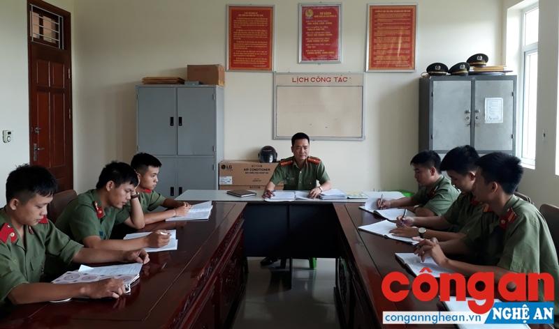 Cán bộ, chiến sỹ Đội An ninh Công an huyện Nam Đàn triển khai kế hoạch đảm bảo ANTT trên địa bàn