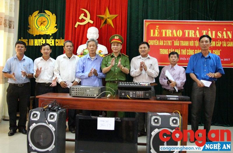 Công an huyện Diễn Châu trao trả tài sản  cho linh mục quản xứ của các giáo họ  trên địa bàn 2 huyện Yên Thành, Diễn Châu