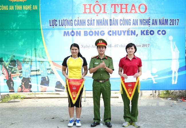 Đồng chí Thượng tá Nguyễn Đức Hải, Phó Giám đốc Công an tỉnh trao giải Ba nội dung kéo co