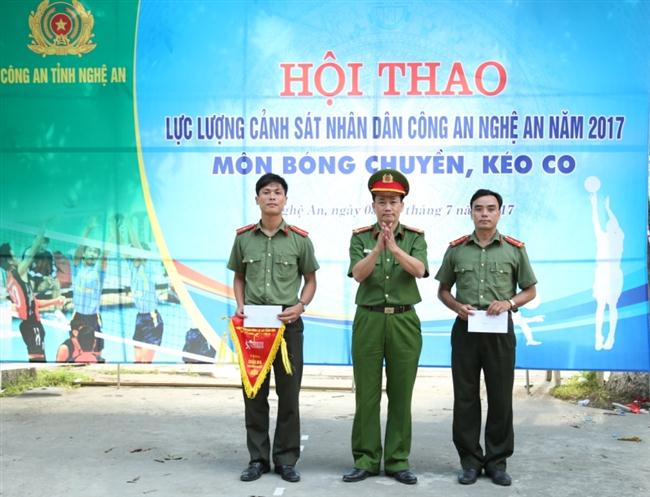 Đại tá Nguyễn Mạnh Hùng, Phó Giám đốc Công an tỉnh trao giả Ba và giải phong cách nội dung bóng chuyền