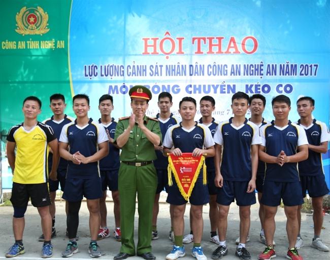 Trao giải Nhì nội dung bóng chuyền cho Đội tuyển tuyến đường Hồ Chí Minh