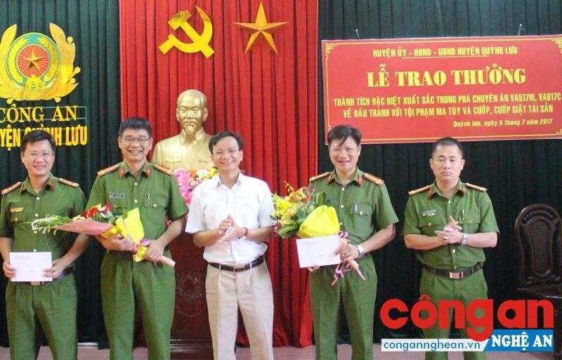 Lãnh đạo UBND huyện Quỳnh Lưu tặng hoa chúc mừng và trao thưởng cho đại diện 2 Ban chuyên án