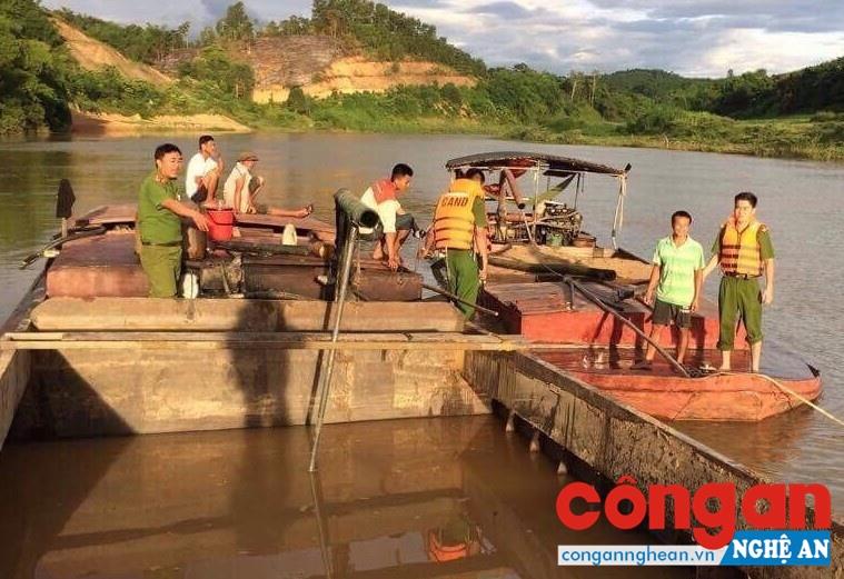  Công an huyện Anh Sơn bắt giữ đối tượng khai thác cát trái phép trên địa bàn