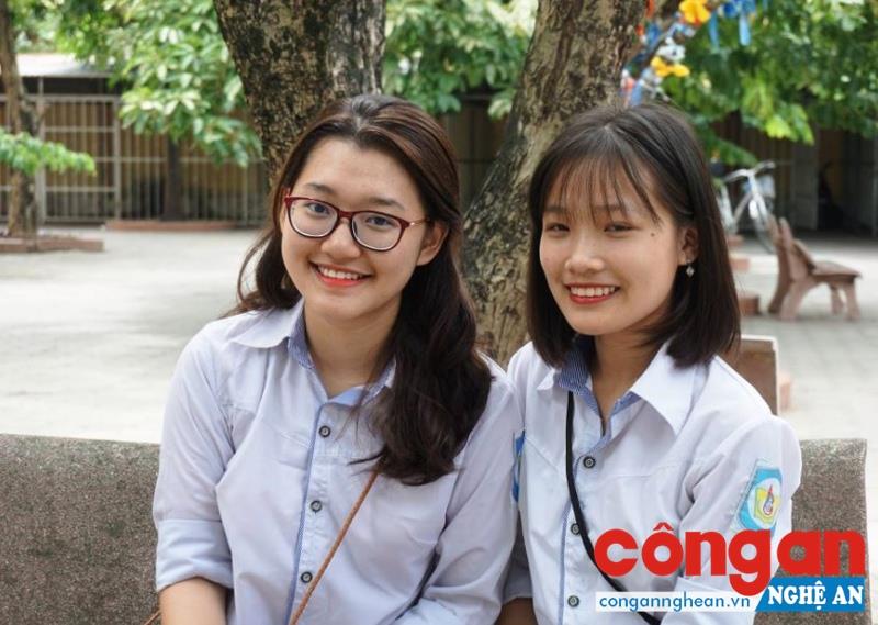 2 em Đậu Vĩnh Phương Uyên và Lê Thị Hồng Nhung, học sinh lớp 12C1, Trường THPT chuyên Phan Bội Châu cùng đạt 9,75 môn Ngữ văn