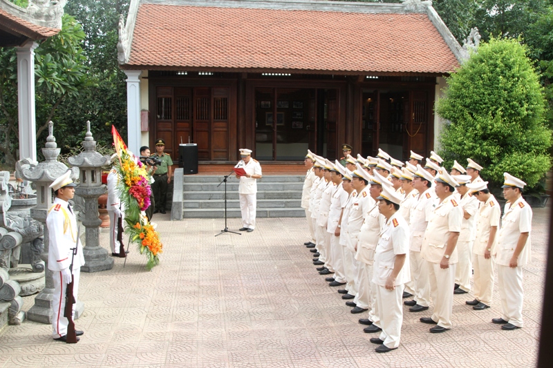 Đoàn đại biểu CSND Công an Nghệ An dâng hoa, dâng hương tại Nhà lưu niệm cố Bộ trưởng Trần Quốc Hoàn.