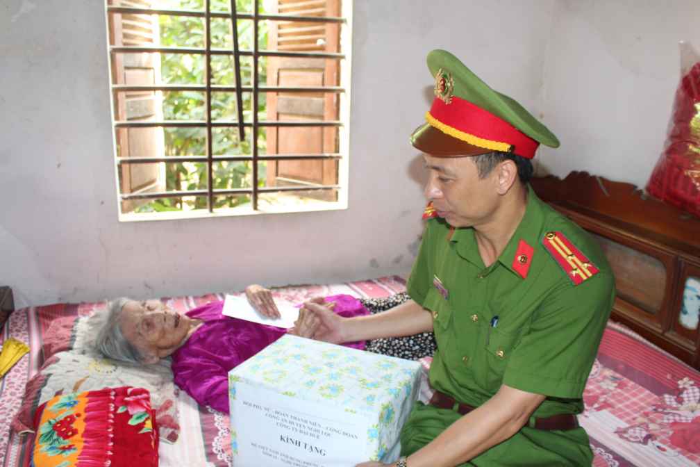 Đại diện lãnh đạo Công an Nghi Lộc thăm hỏi Mẹ VNAH Phùng Thị Nhỏ.