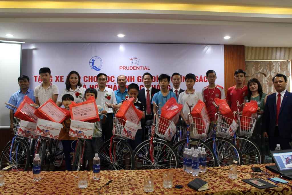 Trao xe đạp cho các em học sinh