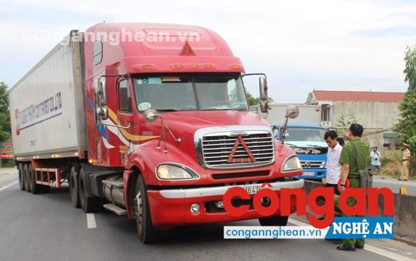 Hiện trường vụ tài xế xe container suýt cán chết Thượng úy CSGT Công an Hà Tĩnh