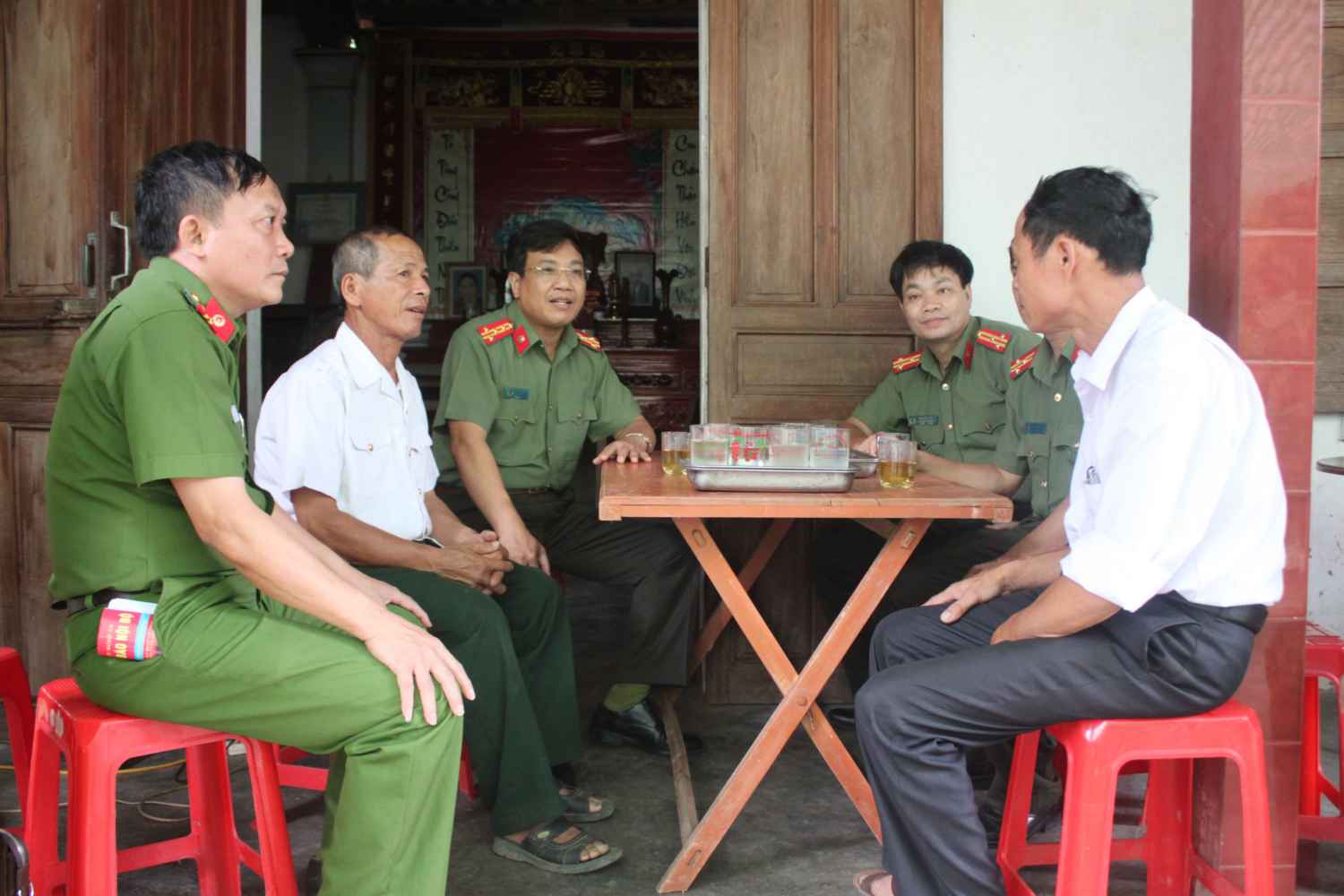 Đồng chí Đại tá Hồ Văn Tứ, Phó Giám đốc Công an Nghệ An thăm hỏi gia đình chính sách