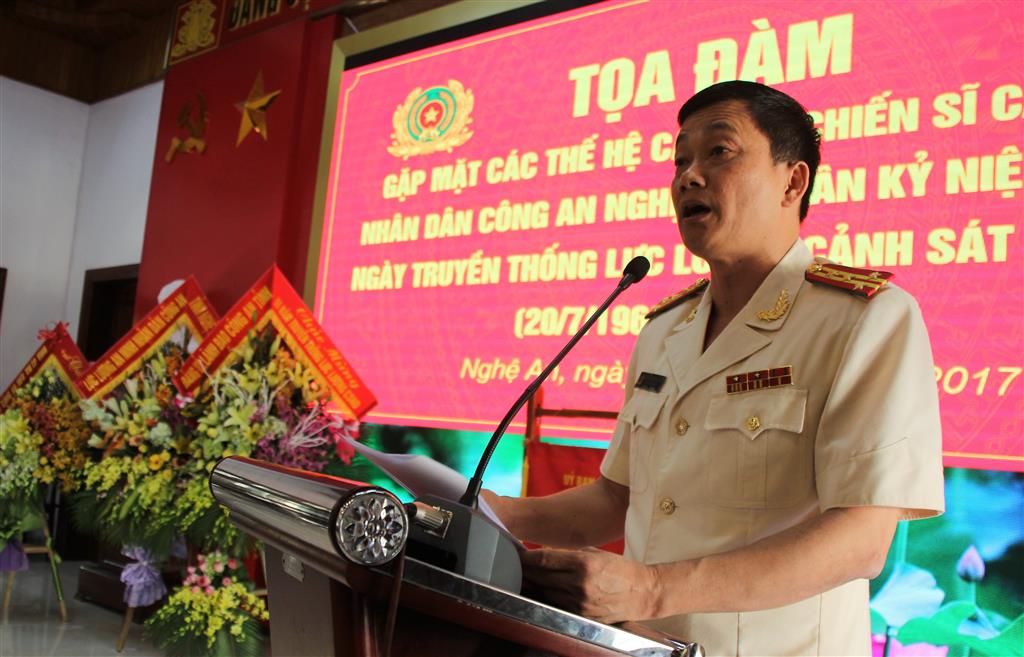 Đồng chí Đại tá Nguyễn Mạnh Hùng, Phó Giám đốc Công an Nghệ An báo cáo những thành tích nổi bật của lực lượng CSND CANA trong thời gian qua