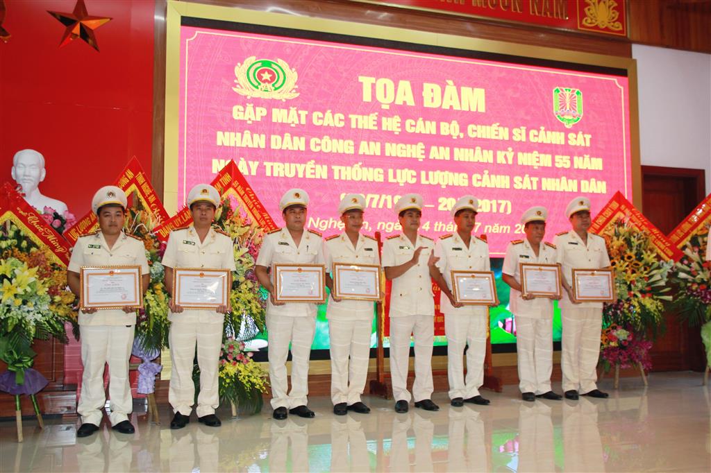 Đồng chí Thượng tá Nguyễn Đức Hải, Phó Giám đốc Công an Nghệ An trao Giấy khen của Giám đốc Công an tỉnh cho các tập thể