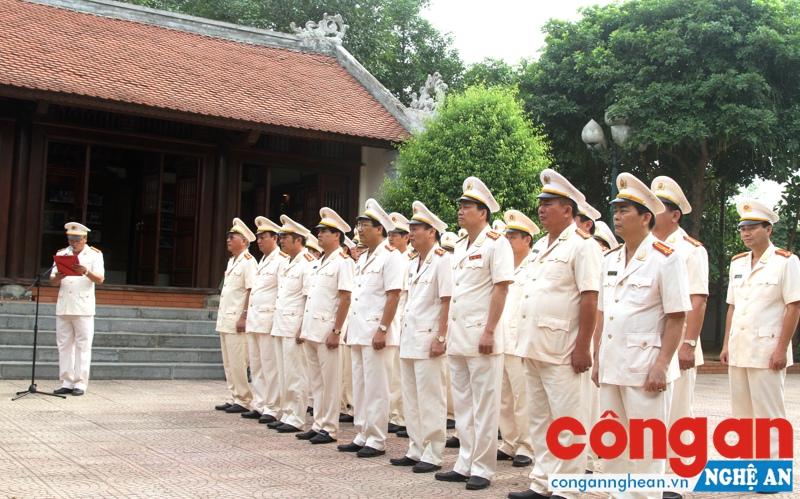 Lực lượng CSND Công an Nghệ An báo công tại Nhà tưởng niệm cố Bộ trưởng Trần Quốc Hoàn