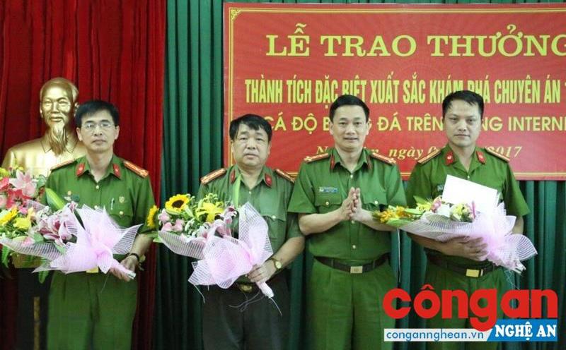 Đồng chí Đại tá Nguyễn Mạnh Hùng, Phó Giám đốc Công an tỉnh trao thưởng cho Ban chuyên án 126B