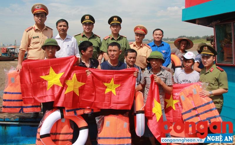 Đoàn Thanh niên Công an tỉnh tặng cờ Tổ quốc và áo phao cho các ngư dân tại xã Sơn Hải, huyện Quỳnh Lưu