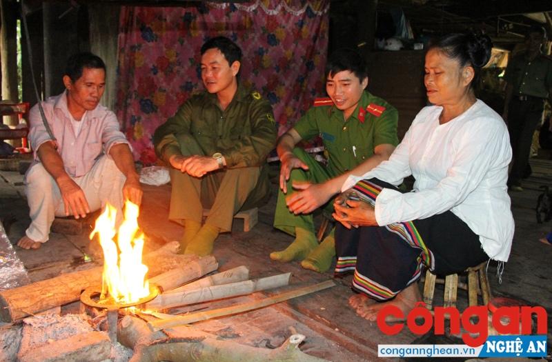 CBCS Đội Xây dựng phong trào và Phụ trách xã về ANTT Công an huyện Kỳ Sơn gặp gỡ người có uy tín tiêu biểu