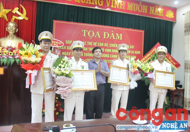 Đồng chí Nguyễn Hoài An Thừa ủy quyền của Chủ tịch nước CHXHCNVN trao huân chương bảo vệ Tổ quốc hạng Ba cho các đồng chí nguyên là lãnh đạo Công an TP Vinh