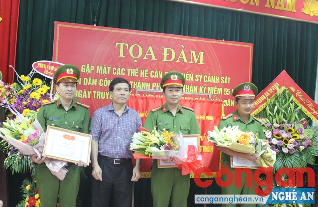 Đc Nguyễn Hoài An tặng Giấy khen của Chủ tịch UBND TP cho 4 tập thể của Công an TP Vinh