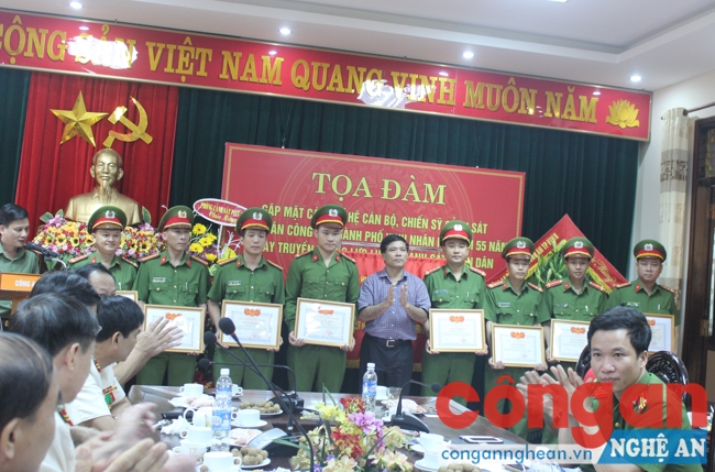 Đc Nguyễn Hoài An tặng Giấy khen của Chủ tịch UBND TP cho các cá nhân