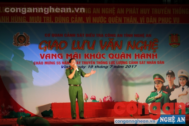 Đồng chí Đại tá Nguyễn Xuân Thiêm - Trưởng phòng PC46, Anh Hùng lực lượng vũ trang nhân dân gửi tặng chương trình bài hát 