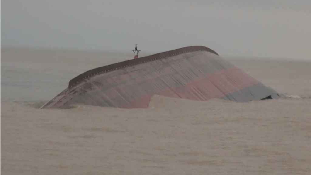 Con tàu bị chìm đã nhô lên khỏi mặt nước sau khi thủy triều xuống