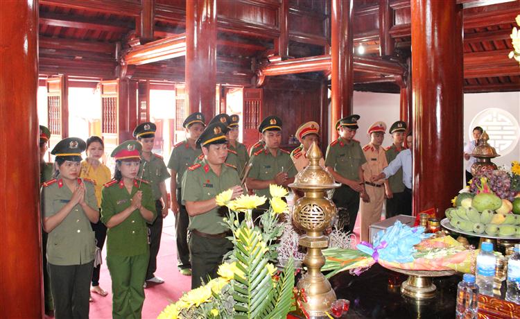 Dâng hoa, dâng hương tại Khu tưởng niệm nghĩa trang Việt - Lào, huyện Anh Sơn