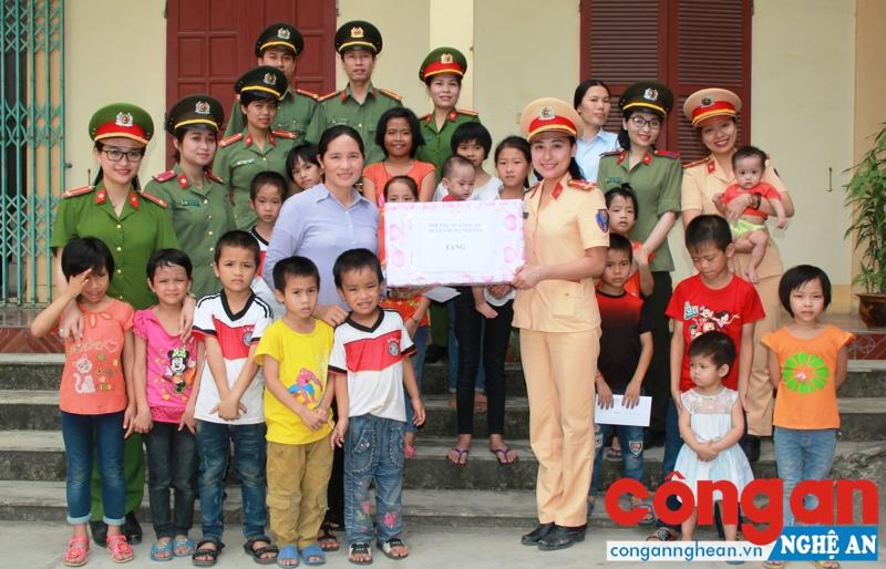 Công an huyện Hưng Nguyên tặng quà cho trẻ em có hoàn cảnh khó khăn trên địa bàn - Ảnh: Hồ Hưng