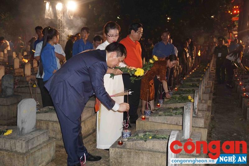 Phó Thủ tướng Chính phủ Vương Đình Huệ dâng hoa, dâng hương tại những phần mộ chưa biết tên ở Nghĩa trang Việt - Lào
