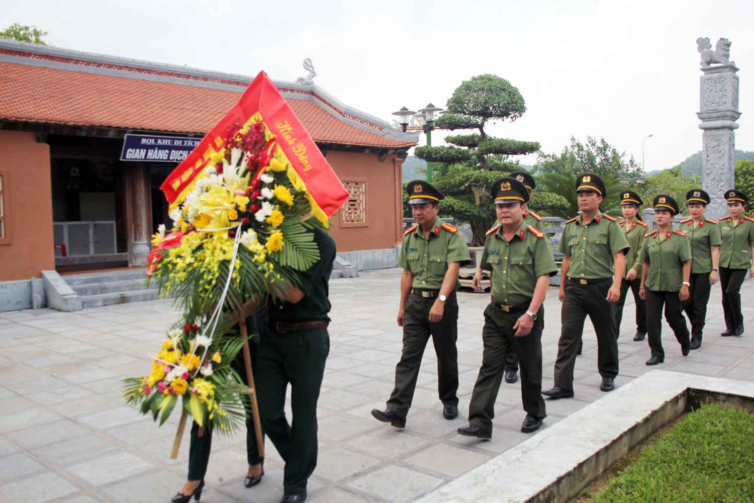 CBCS Báo Công an Nghệ An dâng hoa tại Khu di tích Truông Bồn