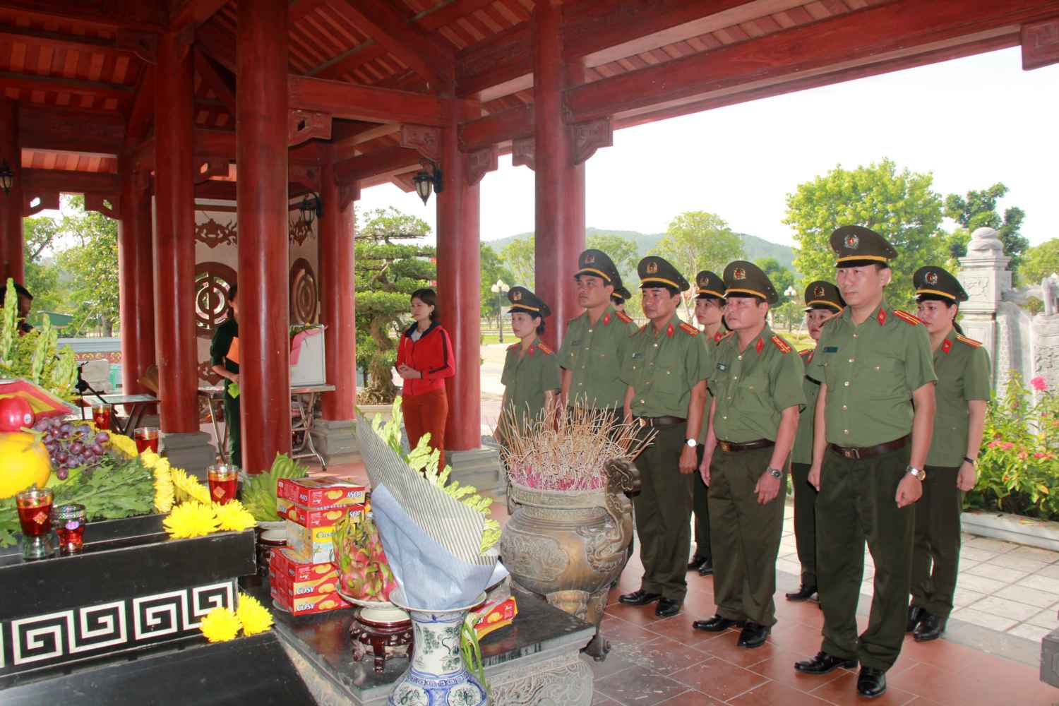 Lãnh đạo, cán bộ Báo Công an Nghệ An dâng hoa dâng hương tại phần mộ 13 cô gái thanh niên xung phong