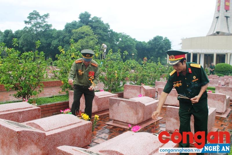 Ban liên lạc Cựu chiến binh đặc công dâng hương các anh hùng liệt sỹ tại Nghĩa trang liệt sỹ TP Vinh