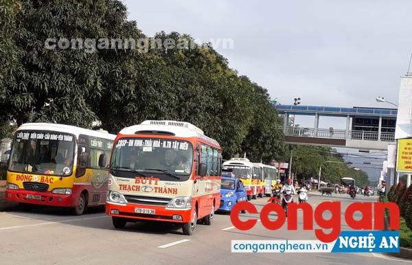 Xe buýt nối đuôi nhau đón - trả khách, gây ách tắc giao thông trước cổng Trường Đại học Vinh - Ảnh: Thiên Thảo