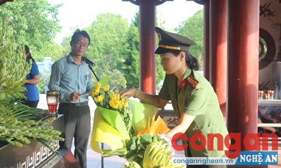 Trung tá Nguyễn Việt Hà, Chủ tịch Hội phụ nữ Công an tỉnh dâng hoa lên mộ 13 TNXP