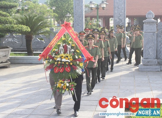Đoàn đại biểu dâng lẵng hoa tươi thắm tưởng niệm các anh hùng liệt sĩ thanh niên xung phong Truông Bồn